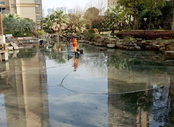 马尔康景观池淤泥清理