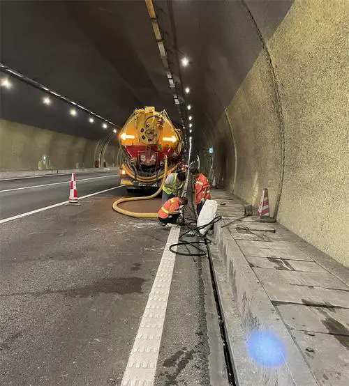 马尔康隧道排水渠清淤